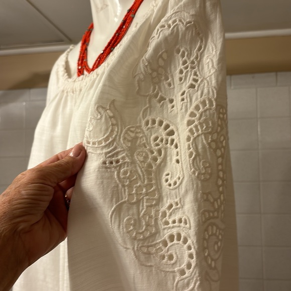 beautiful on or off the shoulder blouse w/appliqué on sleeves - Picture 5 of 10